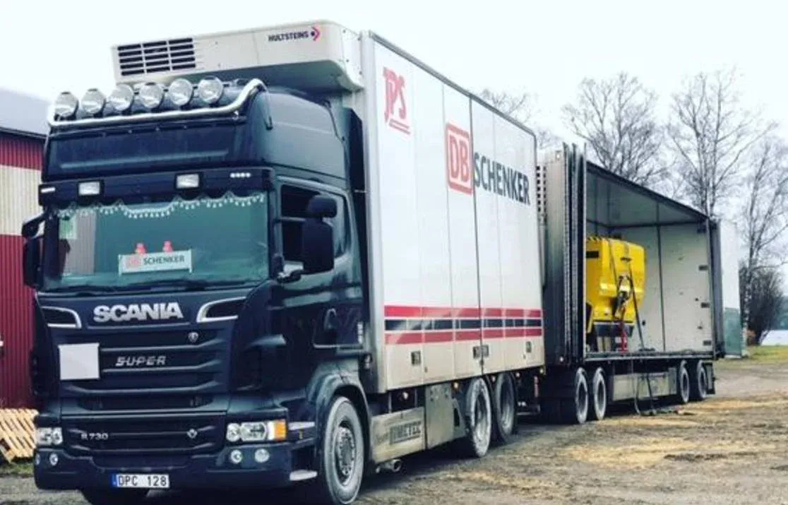 Scania Super med öppet DB Schenker-skåp under lastning.